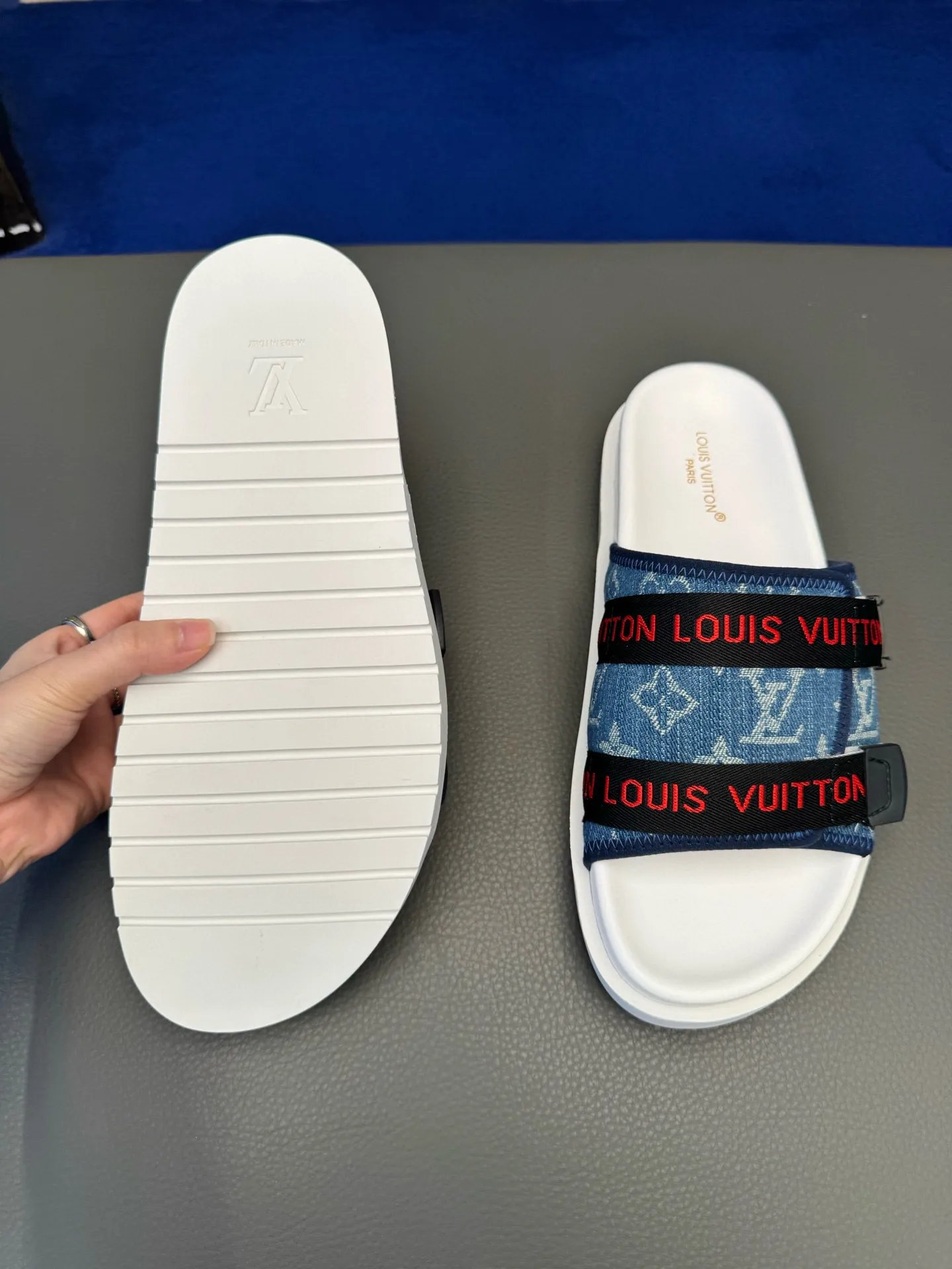[L Home] P: 340💰Size: 38-45 Top purchasing lv men's summer slippers, classic presbyopia with soft real leather lining, unique color splicing effect, distinctive personality, fashionable and trendy essential style, light and comfortable. Lightweight and tough rubber insole, micro ridged foam outsole, super comfortable!